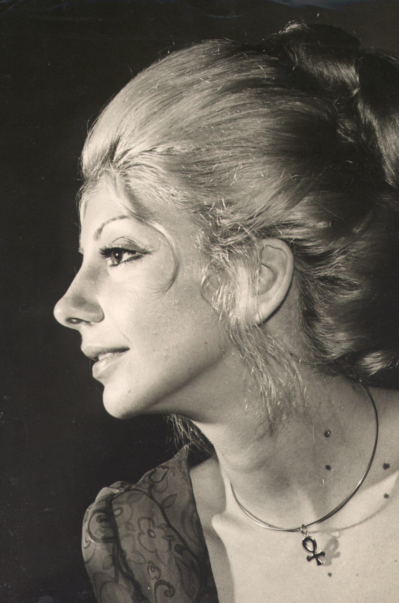Nascida no Rio de Janeiro em 22 de janeiro de 1943, Marília Pêra cresceu em uma família ligada ao teatro e teve contato com os palcos desde os primeiros anos de vida. Aos quatro anos, começou a atuar profissionalmente na Companhia de Henriette Morineau, em uma montagem de “Medéia”, de Eurípides. Na adolescência, ampliou sua formação artística com trabalhos como bailarina em musicais e espetáculos de teatro de revista. Essa experiência contribuiu para a construção de uma carreira marcada pela atu