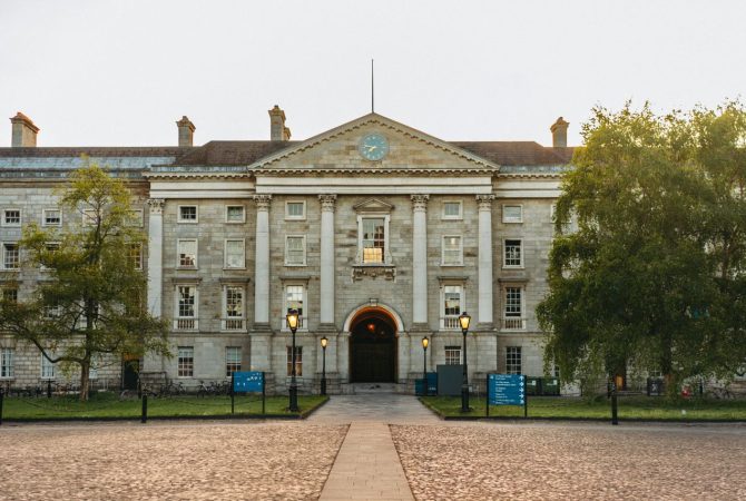 Universidade mais antiga da Irlanda, Trinity College abriga livro histórico de mais de 1.200 anos e recebeu alunos que ganharam o Nobel
