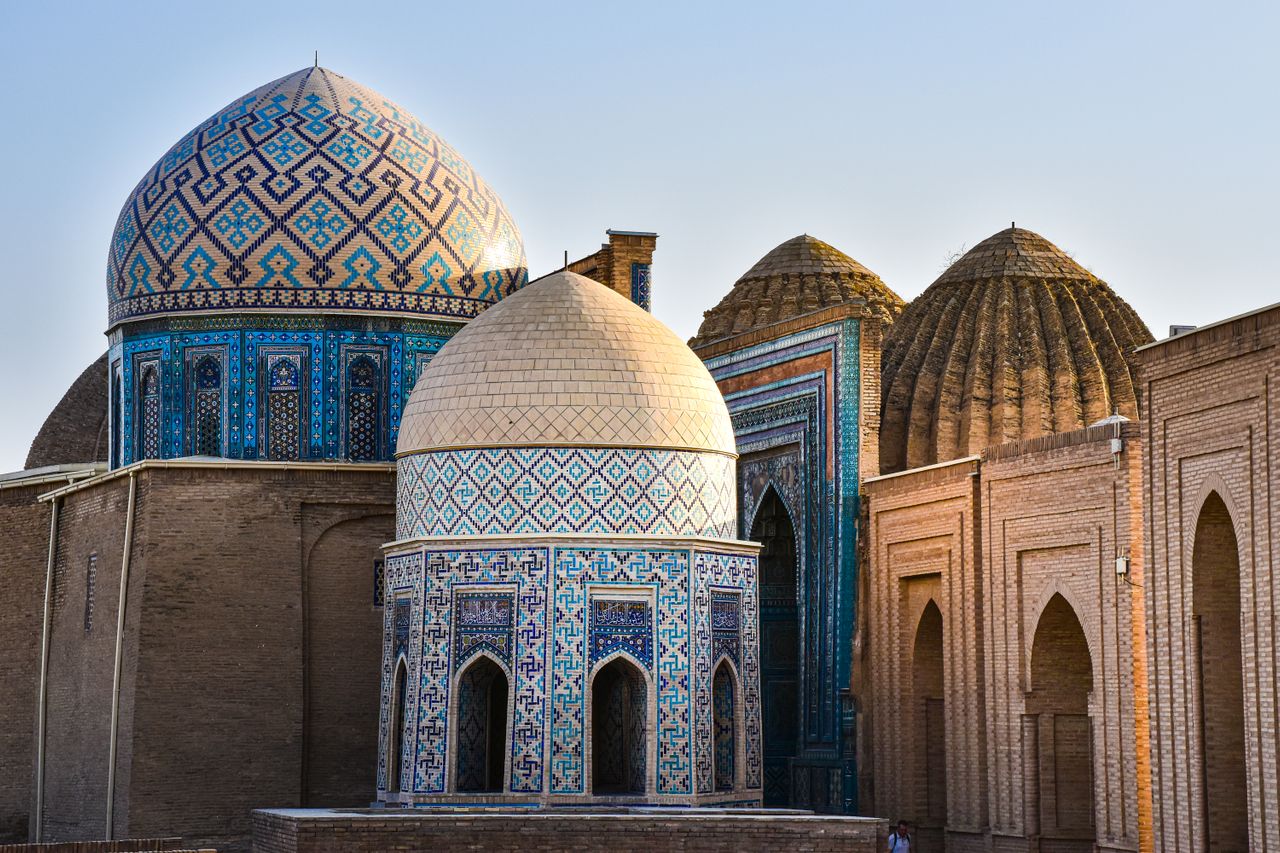 Outro destaque é o conjunto de minaretes e madraças que domina a paisagem, com destaque para o minarete Kalta Minor, conhecido por sua estrutura monumental revestida de azulejos. A cidade ganhou ainda palácios e edifícios religiosos de grande porte entre o século 18 e o início do século 19, período de forte desenvolvimento arquitetônico sob os cãs de Khiva.