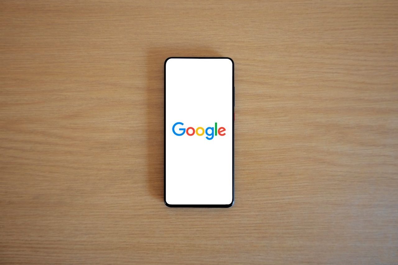 O recurso, contudo, não está liberado para todos os perfis: contas do Google Workspace, contas infantis e usuários inscritos no Programa Proteção Avançada não podem cadastrá-lo para essa finalidade. A novidade também reacende o debate sobre o uso de dados biométricos por grandes plataformas digitais. 
