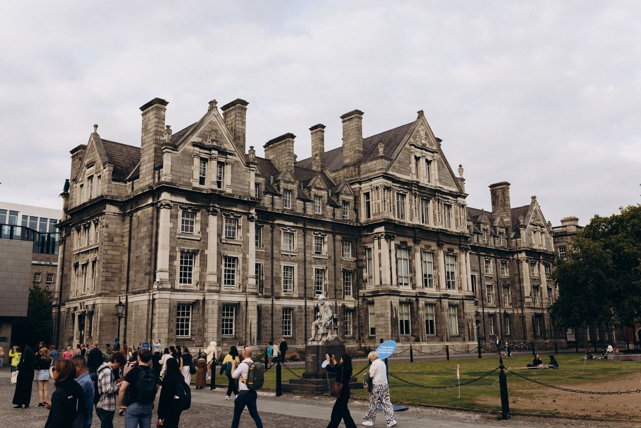 Visitantes podem conhecer o campus e participar de tours guiados, além de visitar a exposição dedicada ao Book of Kells e à Old Library. No campo acadêmico, a instituição mantém posição de destaque internacional: aparece em 75º lugar no QS World University Rankings 2027, além de ocupar o primeiro lugar entre as universidades irlandesas.