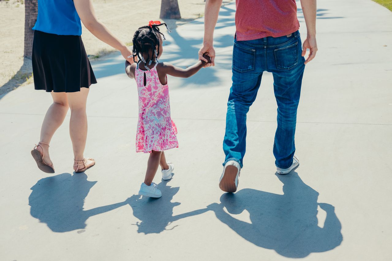 Solteiros, casais e famílias formadas por duas mães ou dois pais também podem adotar, desde que cumpram as exigências legais. O primeiro passo é procurar a Vara da Infância e da Juventude ou realizar o pré-cadastro no Sistema Nacional de Adoção e Acolhimento (SNA).