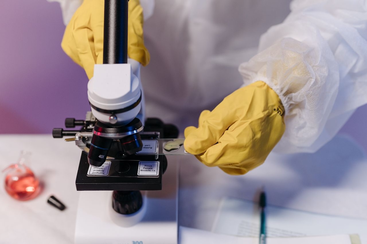 Para produzir a terapia, os linfócitos T são retirados do sangue, enviados a centros especializados nos Estados Unidos ou na Europa e alterados por engenharia genética. Depois de multiplicadas e congeladas, as células retornam ao hospital, onde são aplicadas após uma etapa de quimioterapia.