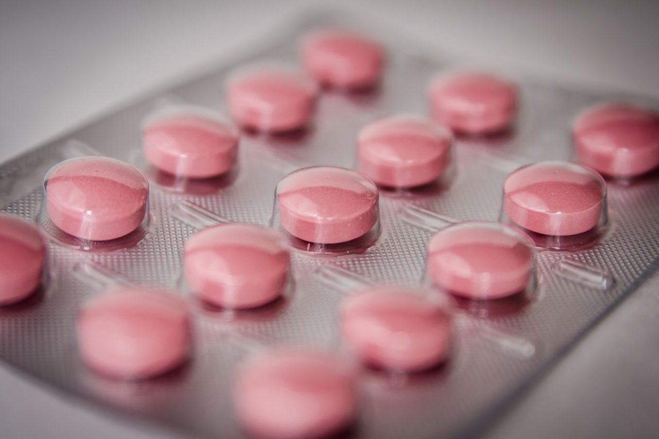 Em maio de 2026, uma revisão publicada na Cochrane Library, base internacional de análise de evidências científicas, analisou 17 ensaios clínicos sobre medicamentos desenvolvidos para reduzir as placas da proteína beta-amiloide no cérebro.