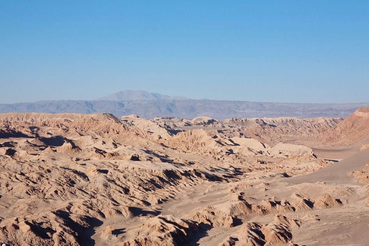 Essas alterações modificam o caminho habitual dos sistemas de tempestade e podem favorecer a chegada de umidade ao centro-norte chileno. Embora episódios de neve já tenham ocorrido no Atacama em 2025 e 2011, a extensão alcançada pelas tempestades de agosto de 2026 colocou o fenômeno entre os eventos mais incomuns registrados recentemente no deserto.