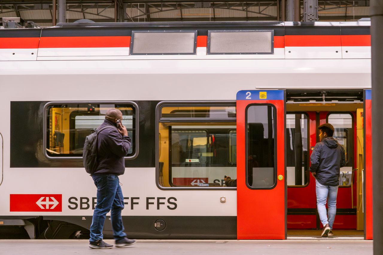 No primeiro semestre de 2026, a SBB (empresa ferroviária nacional da Suíça) registrou índice de 94,1% de pontualidade nos trens de passageiros. O sistema ainda conta com informações atualizadas em tempo real, que permitem aos passageiros acompanhar atrasos, alterações de plataforma e mudanças provocadas por obras ou interrupções.