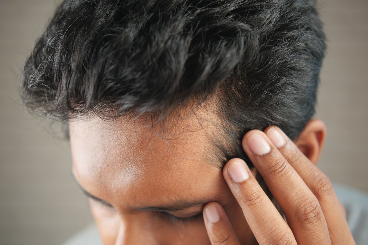 Ainda faltam evidências científicas robustas que sustentem essa finalidade para os cosméticos de scalp care. A perda capilar pode estar associada a fatores genéticos, alterações hormonais, deficiências nutricionais ou doenças que afetam o couro cabeludo, e o tratamento depende dessas diferentes origens do problema.