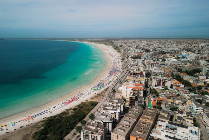 Antes de virar polo turístico, Cabo Frio foi palco de briga pelo pau-brasil e disputada por portugueses e franceses