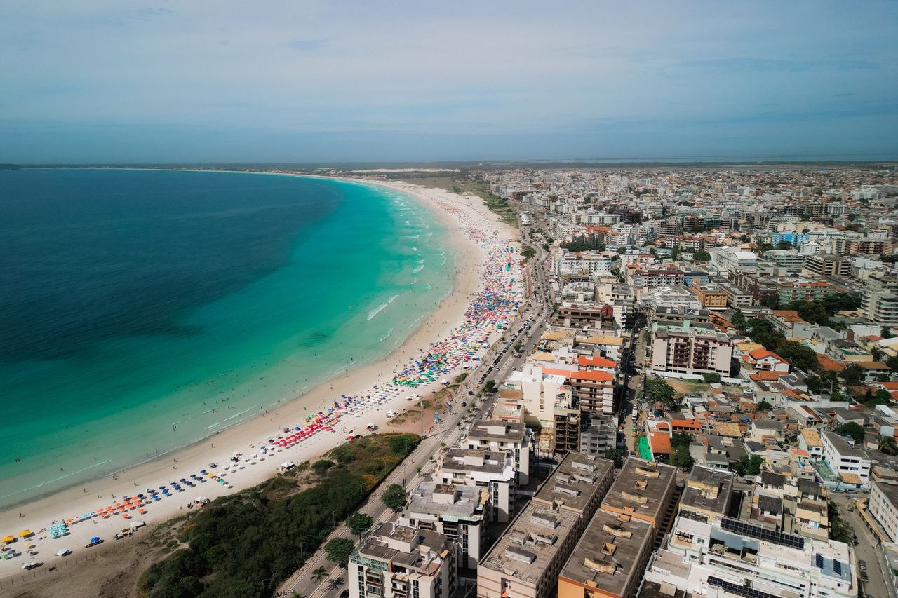 Hoje, Cabo Frio recebe turistas atraídos sobretudo pelas praias, pelos passeios e pela paisagem costeira, mas seus principais cenários também ajudam a contar a história de sua formação. Do Mirante Natural da Boca da Barra ao Forte São Mateus, é possível perceber como o mar e o canal influenciaram a trajetória do município.