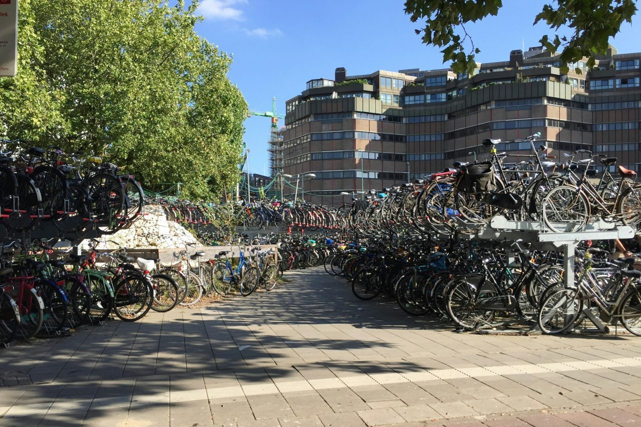 O exemplo de Utrecht mostra que uma cultura ciclística depende menos de campanhas isoladas e mais de infraestrutura, planejamento urbano e prioridade política. Em vez de adaptar a bicicleta a uma cidade dominada pelos carros, a cidade reorganizou seus espaços para tornar o deslocamento sobre duas rodas uma escolha natural.