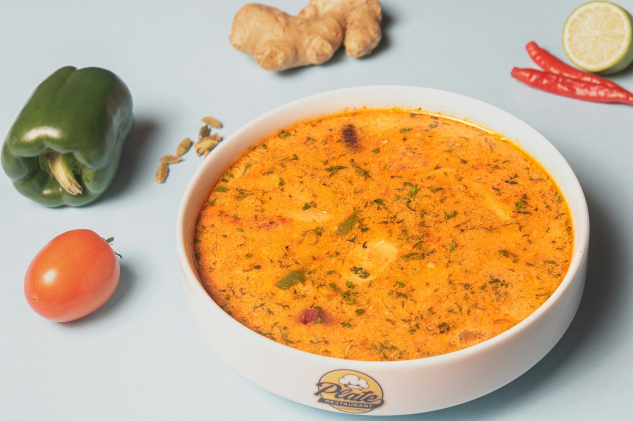 2º) Beyran çorbas? (Turquia): A beyran çorbas? é um caldo típico de Gaziantep, no sudeste da Turquia, feito com carne de cordeiro, caldo e gordura, além de alho e pimenta. O preparo costuma ser servido muito quente e tem sabor intenso e picante. É tradicionalmente consumida no café da manhã, sobretudo em estabelecimentos especializados.