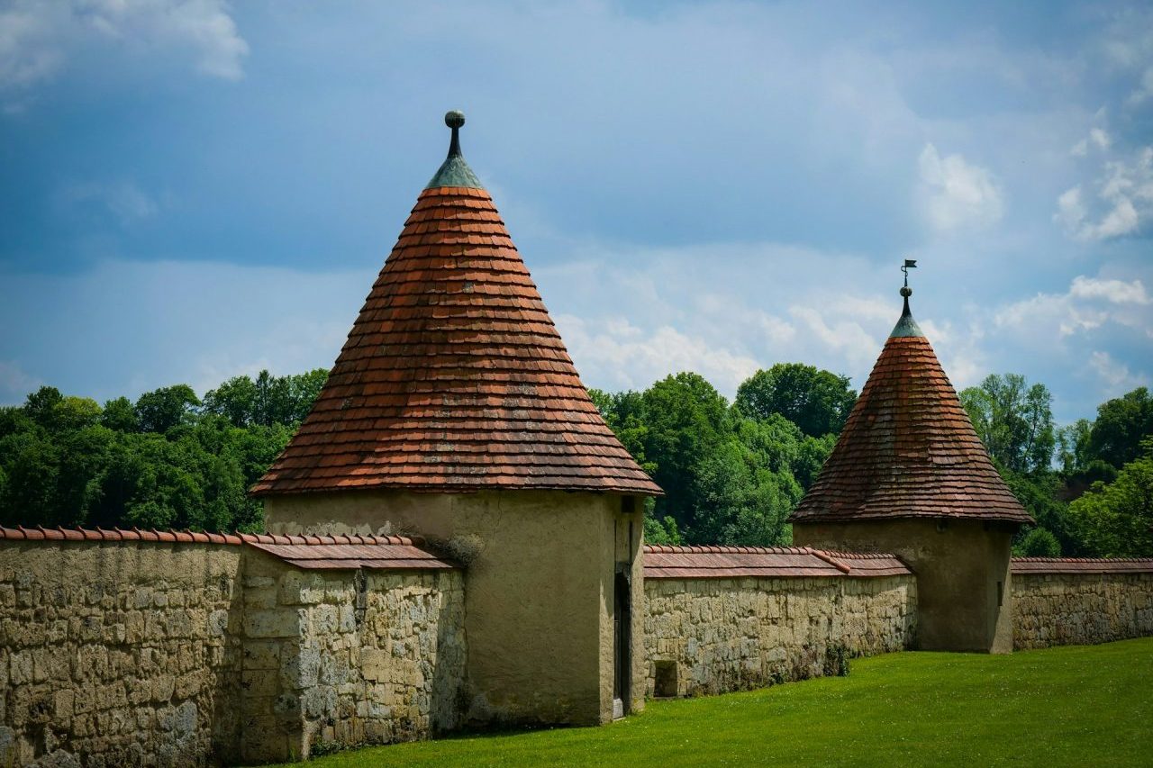 O palácio medieval serviu como residência ducal entre os séculos 8 e 16, período que marcou a importância política da construção. Grande parte das edificações que chegaram aos dias atuais pertence aos séculos 14 e 15 e conserva características originais.