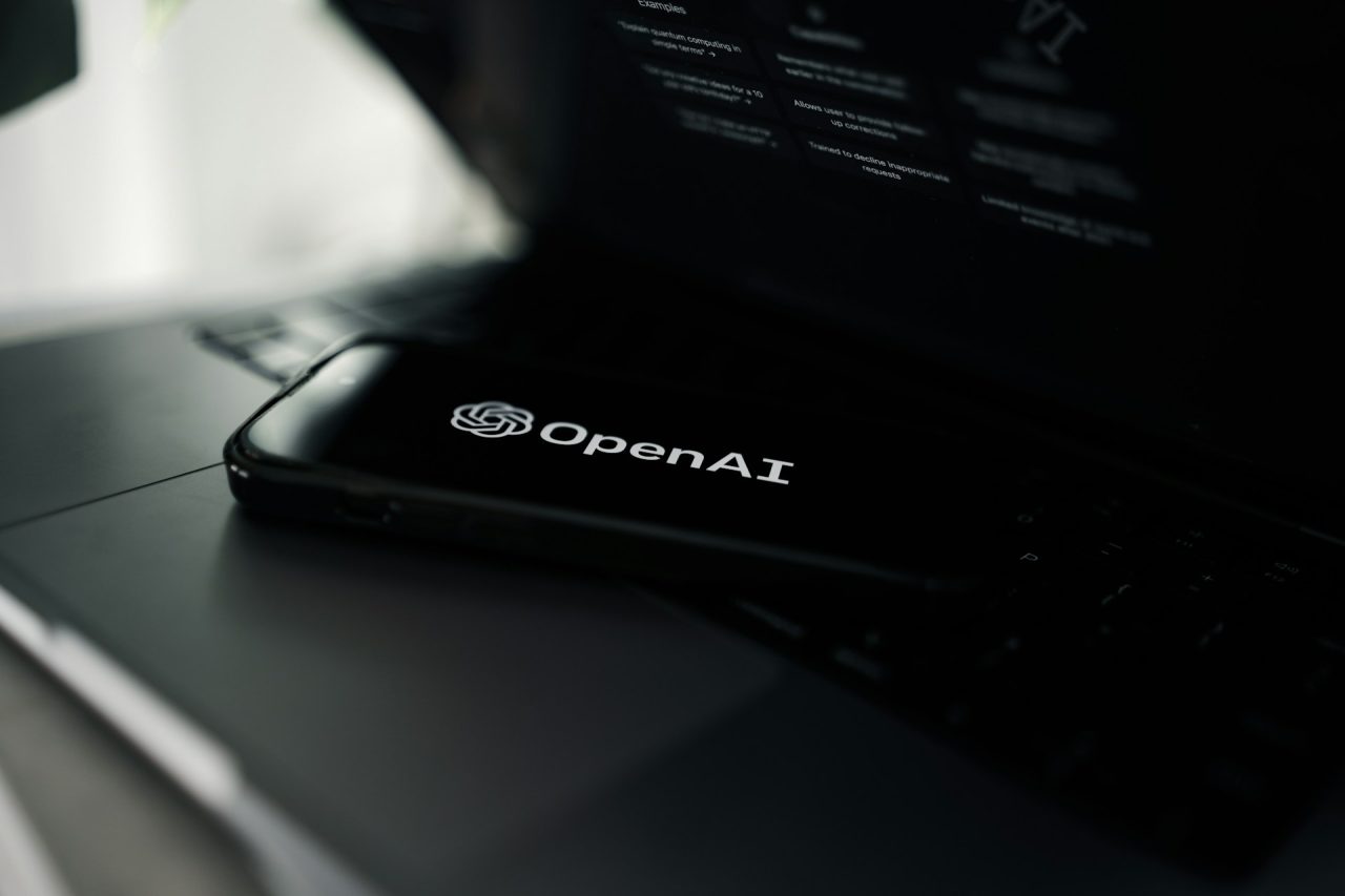Esse fenômeno, chamado singularidade, indicaria um ponto em que as equações deixam de representar adequadamente o comportamento de um fluido, embora não signifique que velocidades infinitas possam existir na realidade. Segundo a OpenAI, seu modelo encontrou um cenário matemático em que essa singularidade pode ocorrer, mesmo com uma força externa suave e energia total finita.