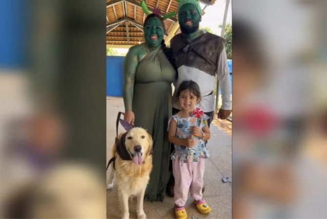 Viralizaram! Com cachorro de Burro, pais buscam filha na escola fantasiados de Shrek e Fiona