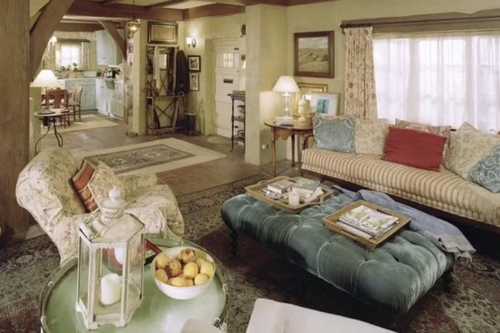 Inspirada em construções de campo clássicas inglesas, o Rosehill Cottage, chalé que aparece no filme 