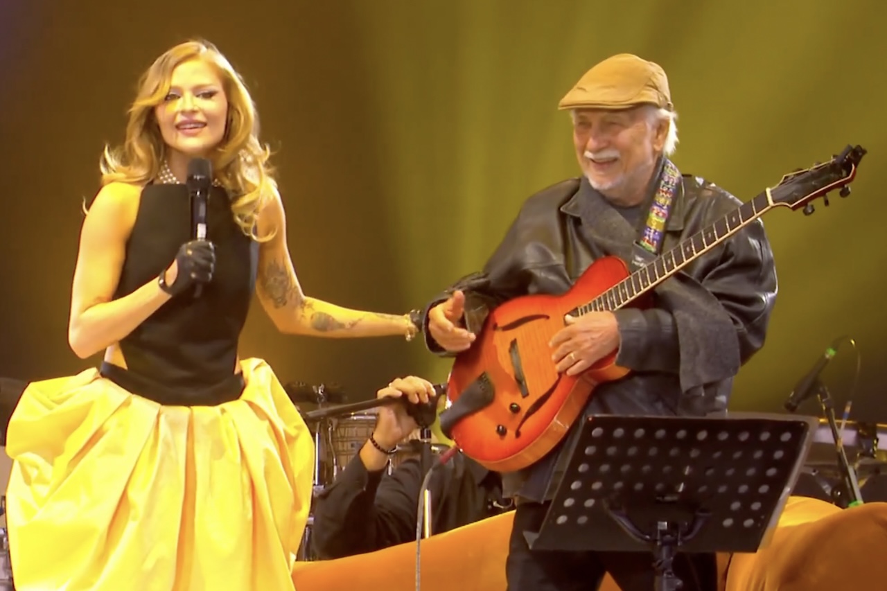 Ao lado de Roberto Menescal, ela interpretou músicas como “Chico”, “Um Pouco de Mim”, “Você” e “Samba de Verão”, que encerrou o bloco com destaque. A apresentação registrou a menor plateia entre as três participações de Luísa no festival.