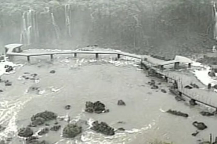 Passarela das Cataratas do Iguaçu durante a construção em 1992 – Reprodução/RPC
