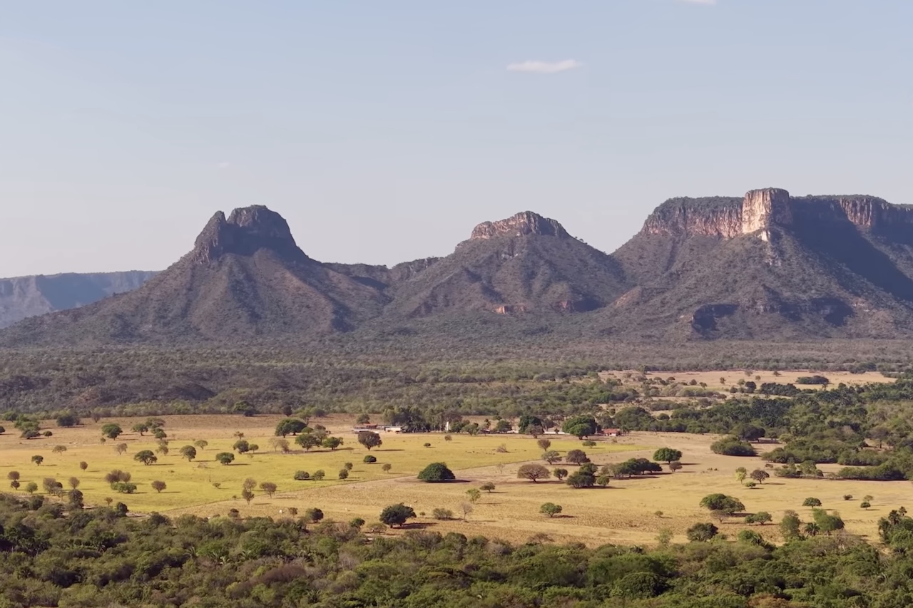 A Serra de Taguatinga fica localizada na região das Serras Gerais, no sudeste do Tocantins, e atrai turistas por suas paisagens panorâmicas, trilhas e formações rochosas peculiares, como a Pedra do Tocantins, que lembra o mapa do estado.