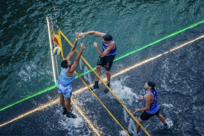 Torneio de vôlei disputado dentro de rio na Eslovênia viraliza nas redes sociais – Divulgação/VOW
