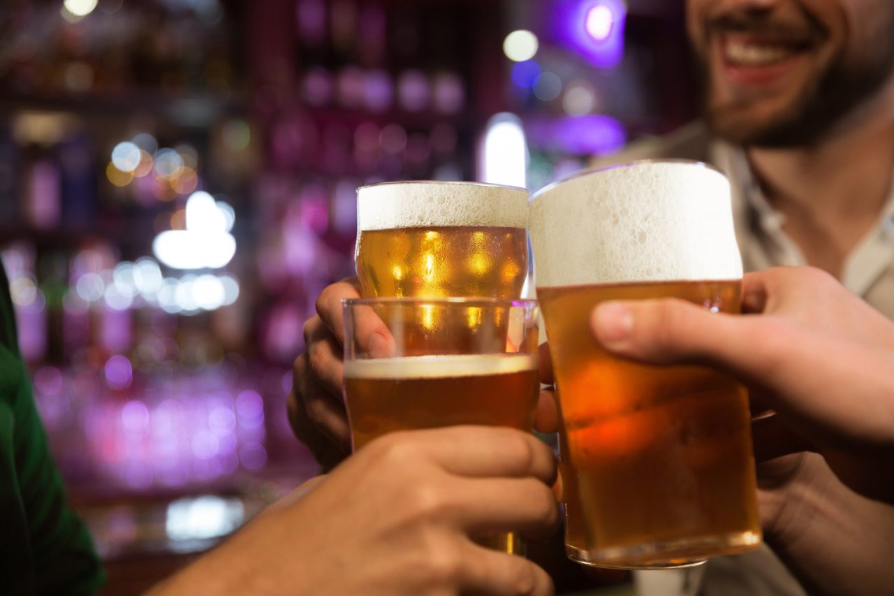 O álcool também faz parte da rotina de 41% dos brasileiros ouvidos, que disseram ingerir bebidas alcoólicas ao menos uma vez por semana. Outro dado relevante diz respeito à falta de atividade física, já que 42% declararam nunca praticar exercícios.