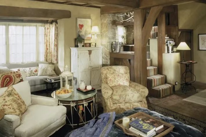 Inspirada em construções de campo clássicas inglesas, o Rosehill Cottage, chalé que aparece no filme O Amor Não Tira Férias (2006) – Divulgação/Columbia Pictures
