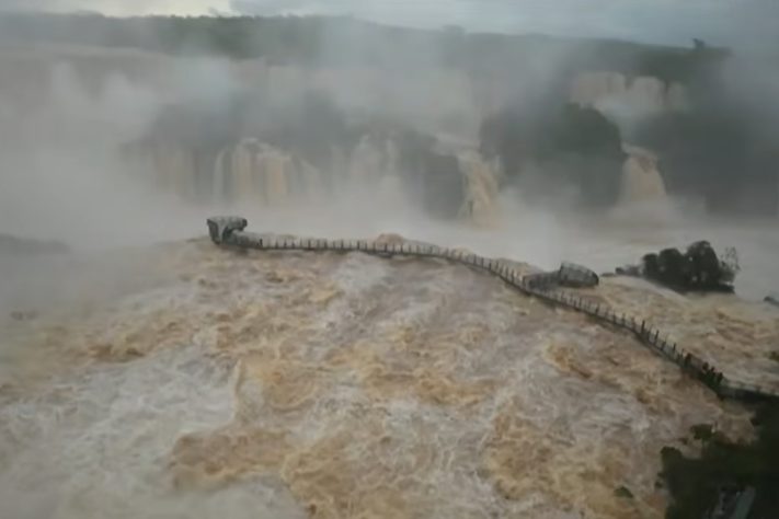 Vazão das Cataratas do Iguaçu sobe e água passa sobre a passarela – Reprodução/Band