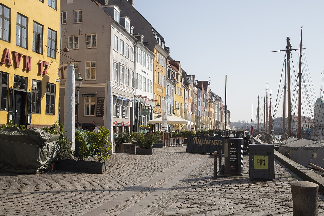 Durante muito tempo, Nyhavn foi conhecido pelas tavernas frequentadas por marinheiros, hospedarias e estabelecimentos de prostituição. Com o declínio das atividades portuárias no século XX, a região passou por transformações e ganhou uma nova vocação turística.