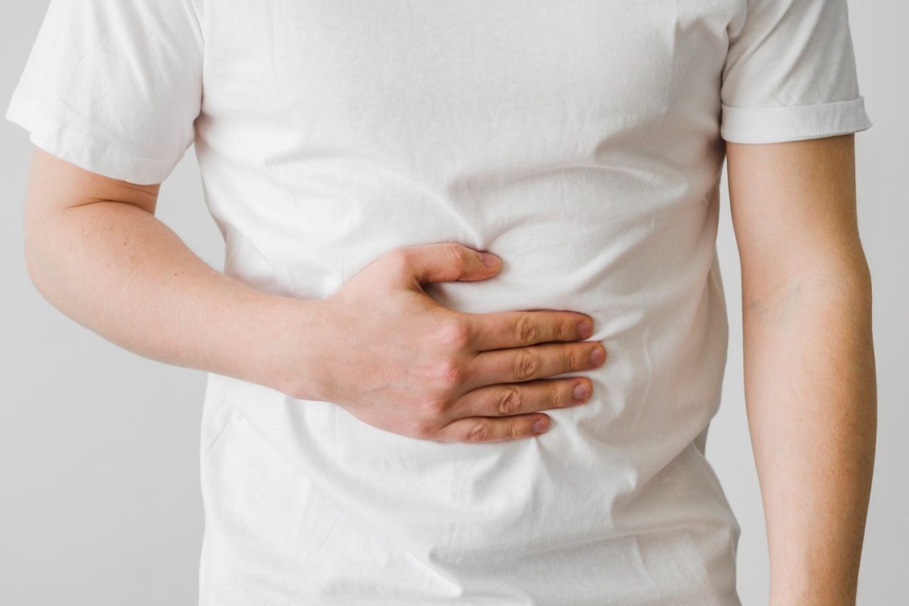 Os primeiros sinais costumam se parecer com problemas digestivos comuns, como gastrite. Por essa razão, muitos casos são descobertos quando o câncer já está em estágio avançado. Azia persistente, queimação ou dor abdominal, sensação de estufamento, saciedade precoce, dificuldade para engolir, emagrecimento sem explicação, anemia e fezes escurecidas estão entre os sinais que merecem avaliação médica.