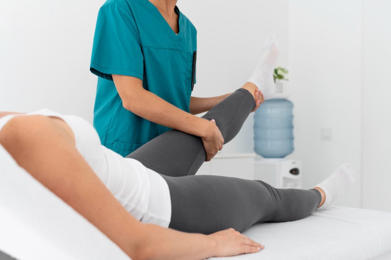 O tratamento varia conforme a gravidade e pode incluir medicamentos, repouso, fisioterapia, alongamentos e correção postural. Em situações mais resistentes, o médico pode recomendar infiltrações de corticoide ou, em casos específicos, cirurgia. A recuperação geralmente ocorre entre quatro e seis semanas, mas pode se estender por até três meses.
