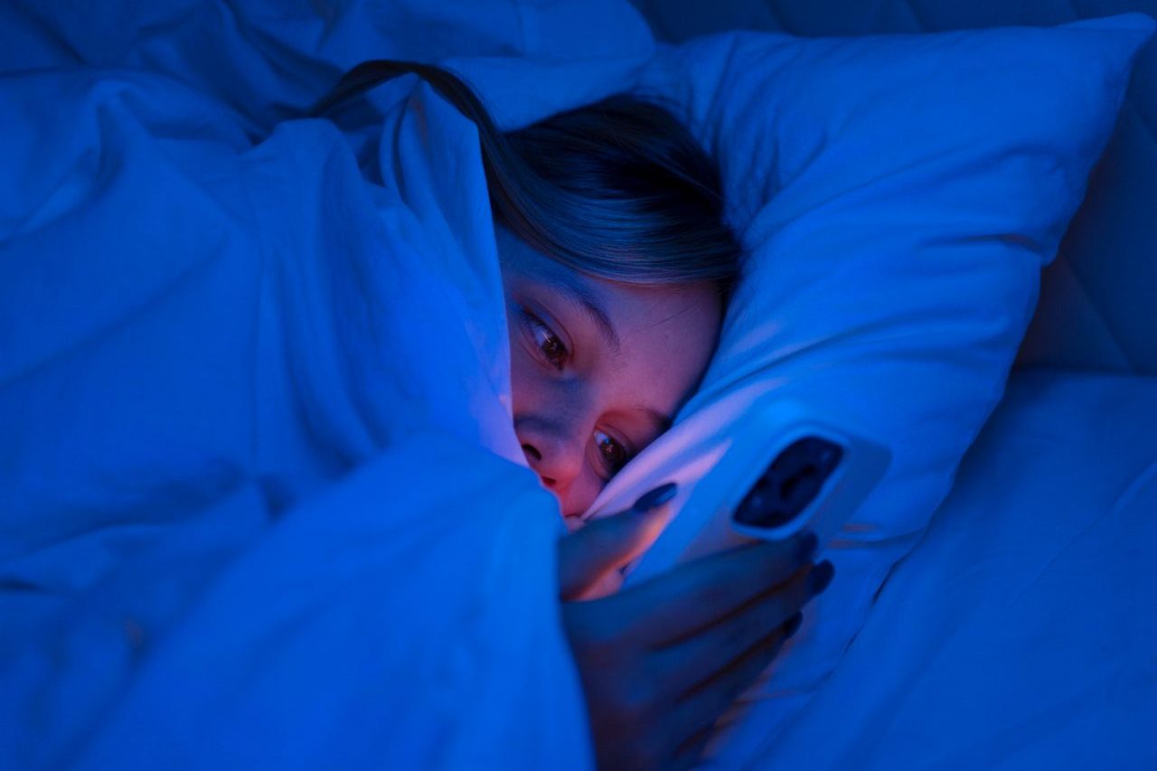 Alguns especialistas reforçam que entre algumas estratégias que podem ajudar a estabelecer limites estão deixar o aparelho de lado durante as refeições, diminuir a exposição à tela antes de dormir e criar momentos específicos do dia sem acesso ao celular.