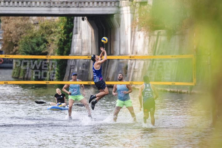 Torneio de vôlei disputado dentro de rio na Eslovênia viraliza nas redes sociais – Divulgação/VOW
