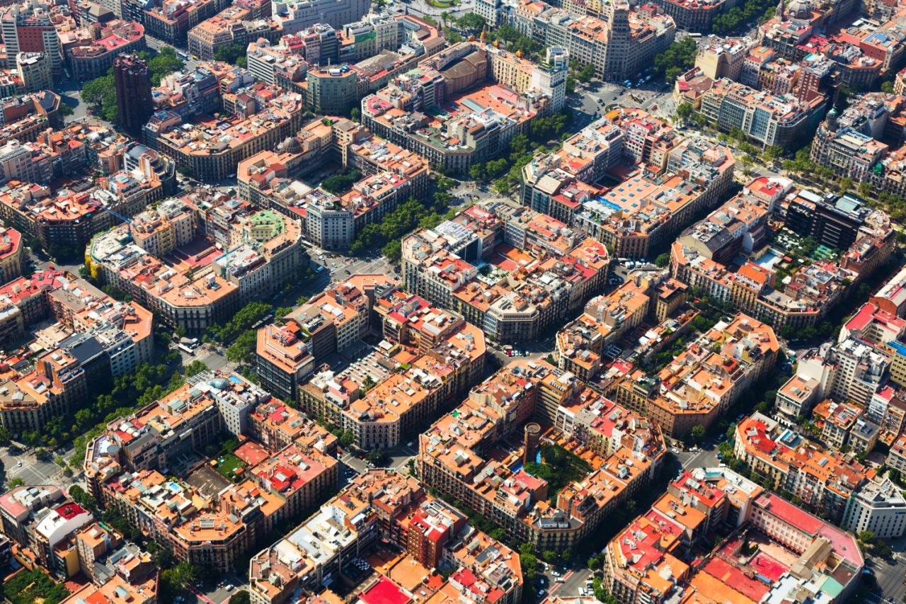 A iniciativa já conta com 104 locais distribuídos pela cidade, que juntos ocupam cerca de 17,3 hectares. Essas estruturas utilizam sistemas de drenagem urbana sustentável, conhecidos como SUDS, que permitem a infiltração da água no solo e reduzem o volume direcionado às redes convencionais de escoamento.