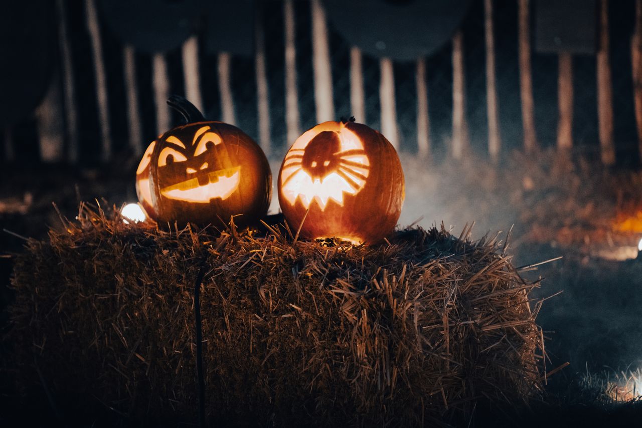 O Halloween tem raízes em tradições celtas e gaélicas, especialmente no festival de Samhain, celebrado na noite de 31 de outubro. Segundo Ana Luiza Lopes Azevedo Souza, professora do Senac Lapa Scipião, a festividade marcava o fim da colheita e a chegada do inverno no Hemisfério Norte, muito antes da cristianização do continente europeu.
