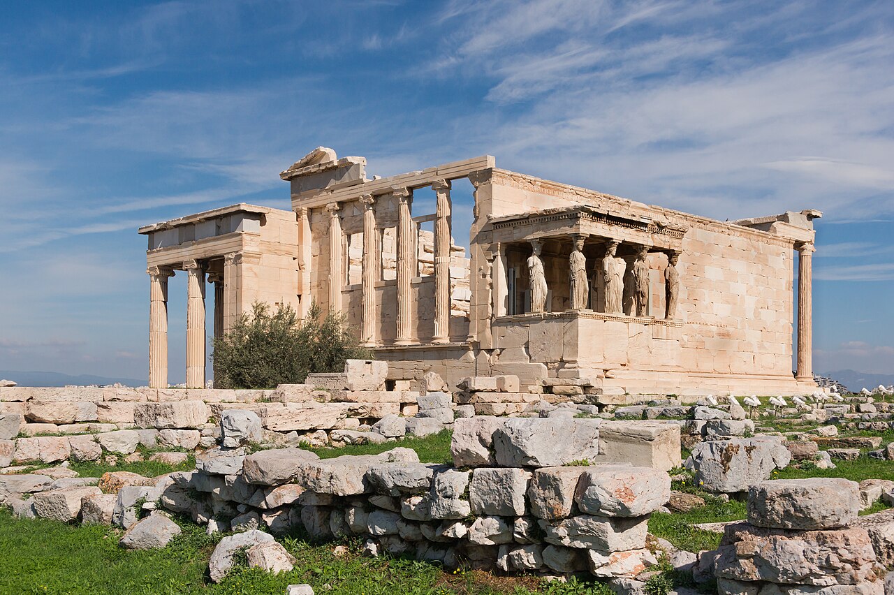 A importância do Partenon ultrapassa as fronteiras gregas. A Acrópole de Atenas, da qual o templo faz parte, foi inscrita na Lista do Patrimônio Mundial da Unesco em 1987. O monumento é estudado por sua arquitetura, suas esculturas e pelo contexto político e cultural em que foi erguido. Sua influência aparece em edifícios neoclássicos de vários países, que adotaram elementos inspirados na tradição grega.