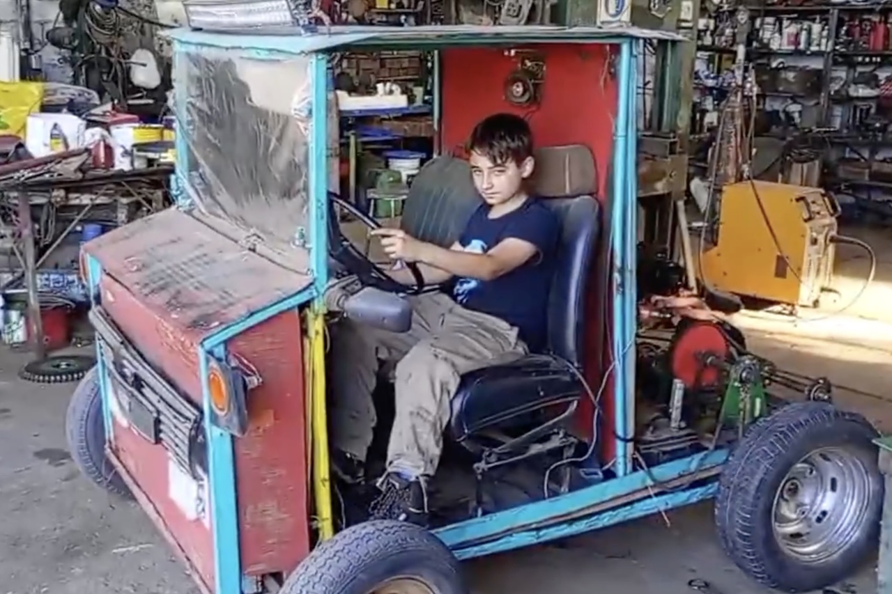 Em San Ambrosio, na zona rural da província de Córdoba, na Argentina, um garoto de 14 anos provou que o ferro-velho pode render mais do que se imagina. Thiago Príncipe montou um trator inteiro a partir de peças descartadas, sobras de máquinas e materiais que outras pessoas já dariam como perdidos. -  (crédito: Reprodução)