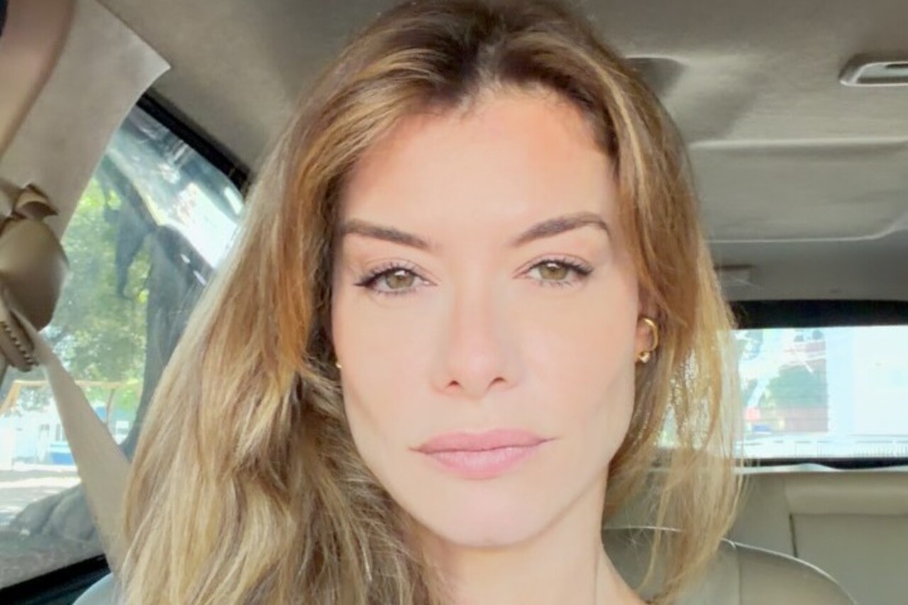 A atriz também comentou a pressão para que as mulheres mantenham uma aparência jovem e bonita ao longo da carreira. “A mulher tem sempre que ser bonita e jovem”, afirmou. Apesar das dificuldades impostas por essas cobranças, Alinne disse que não teme envelhecer e encara a passagem do tempo como uma oportunidade de acumular experiências e descobrir novas possibilidades.
