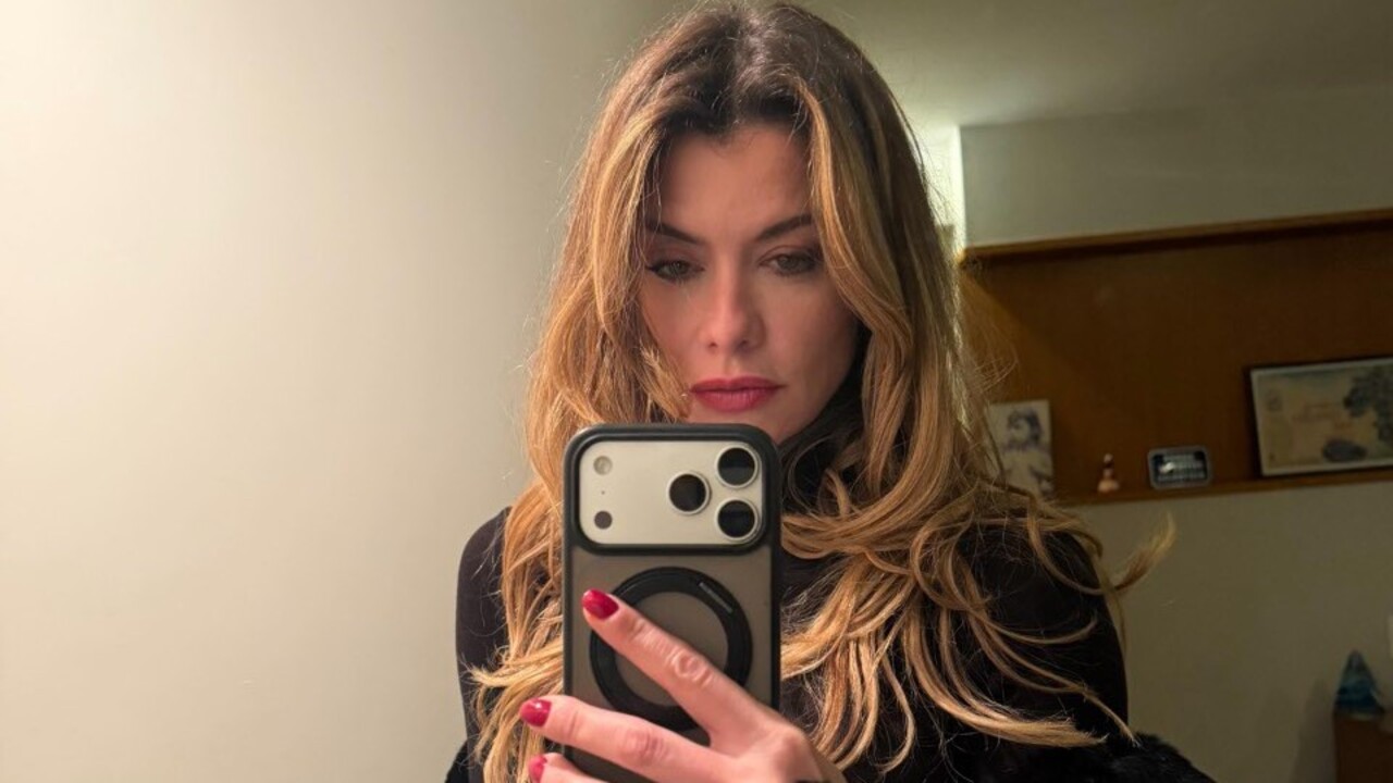 Natural de Sorocaba, no interior de São Paulo, Alinne Moraes nasceu em 22 de dezembro de 1982 e iniciou a carreira como modelo ainda na adolescência, com trabalhos no Japão e na Itália. Antes de consolidar sua trajetória como atriz, recebeu um convite para atuar em “Coração de Estudante”, novela da Globo exibida em 2002 que marcou sua estreia na televisão.
