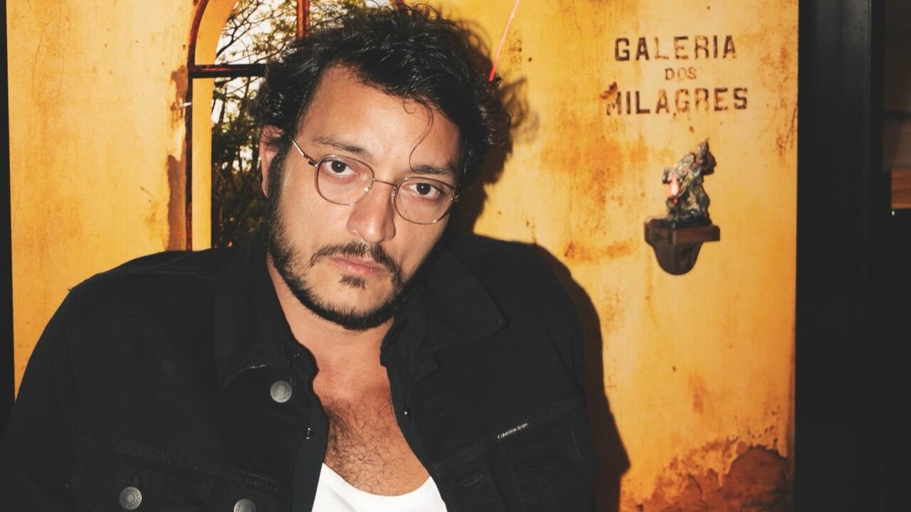 Na TV Globo, o ator estreou em 2009, com uma participação em “Caminhos das Índias”. Nos anos seguintes, fez parte do elenco de outras produções da emissora, como “Avenida Brasil”, “Guerra dos Sexos”, “Em Família”, “A Regra do Jogo”, “Novo Mundo”, “Órfãos da Terra”, “Amor Perfeito” e “Mania de Você”.
