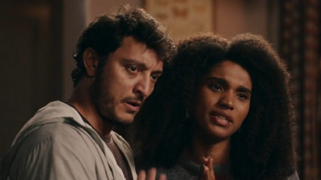 Na novela, Tom é amante da vilã Pilar, interpretada por Isabel Teixeira, e mantém um relacionamento abusivo com a esposa, Elenice, vivida por Mariana Sena. Nos próximos capítulos, ele agredirá a companheira, que desmaiará após o ataque. Allan revelou que a gravação da sequência o deixou abalado e despertou gatilhos emocionais. Por isso, destacou a importância de não levar o personagem para casa, sobretudo porque enfrentou burnout e depressão há menos de dois anos.
