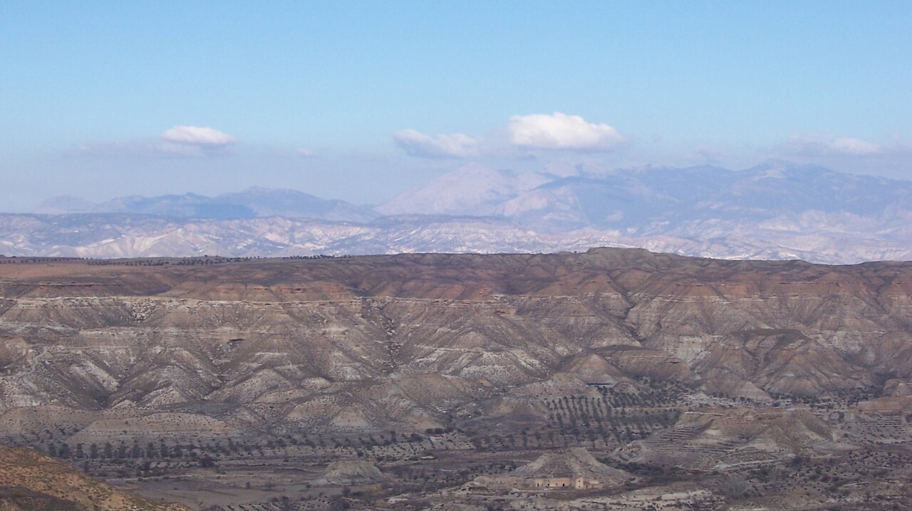 O Deserto das Tabernas, na Andaluzia, é uma paisagem única na Europa. Entre montes argilosos e canions estreitos, sua aparência lembra cenários extraterrestres. É um palco natural que já conquistou Hollywood e o imaginário de viajantes. -  (crédito: Reguera wikimedia)