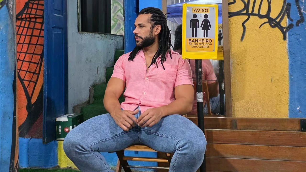 Essa não foi a primeira vez que o ator falou publicamente sobre o assunto. Em março de 2025, ele contou que começou a perceber os primeiros sinais da perda auditiva ao notar que os sons pareciam distantes, especialmente durante conversas cotidianas e em ambientes barulhentos.
