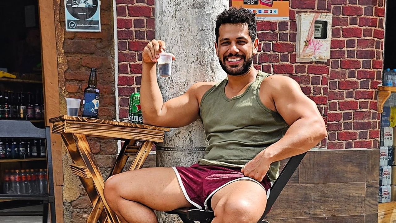 Na ocasião, Amaury também revelou que demorou a buscar ajuda e relatou o choque que sentiu ao descobrir a perda auditiva gradual. Apesar do susto inicial, ele afirmou que os aparelhos auditivos devolveram sua qualidade de vida e sua autoestima e que hoje ouve com mais clareza e confiança nos momentos de trabalho.

