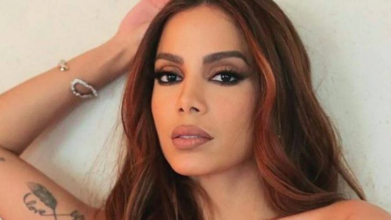 Em novembro de 2022, Anitta venceu a categoria Melhor Artista Feminina Latina no American Music Awards, em cerimônia realizada no Microsoft Theater, em Los Angeles. Com a conquista, tornou-se a primeira brasileira a receber uma estatueta da premiação. A cantora também foi indicada ao Billboard Latin Music Awards em 2019 e 2022.
