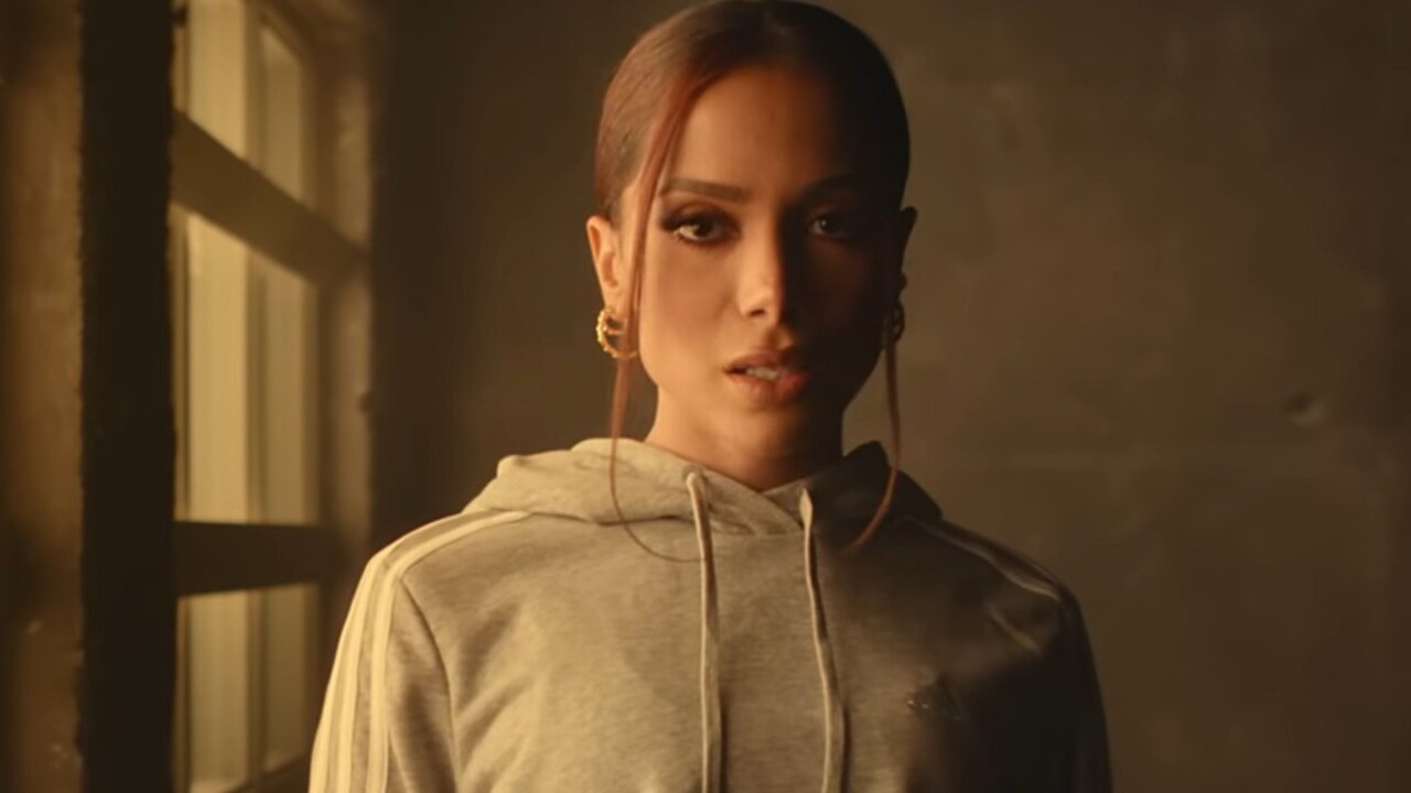 Anitta ainda não venceu o Grammy Latino e, antes da edição de 2026, acumulava dez indicações à premiação. Sua primeira indicação ocorreu em 2014, na categoria Melhor Canção Brasileira, por “Zen”. Em novembro daquele ano, a cantora também se apresentou na cerimônia e se tornou a brasileira mais jovem a subir ao palco do evento. Já em 2022, concorreu na categoria Gravação do Ano com “Envolver”.

