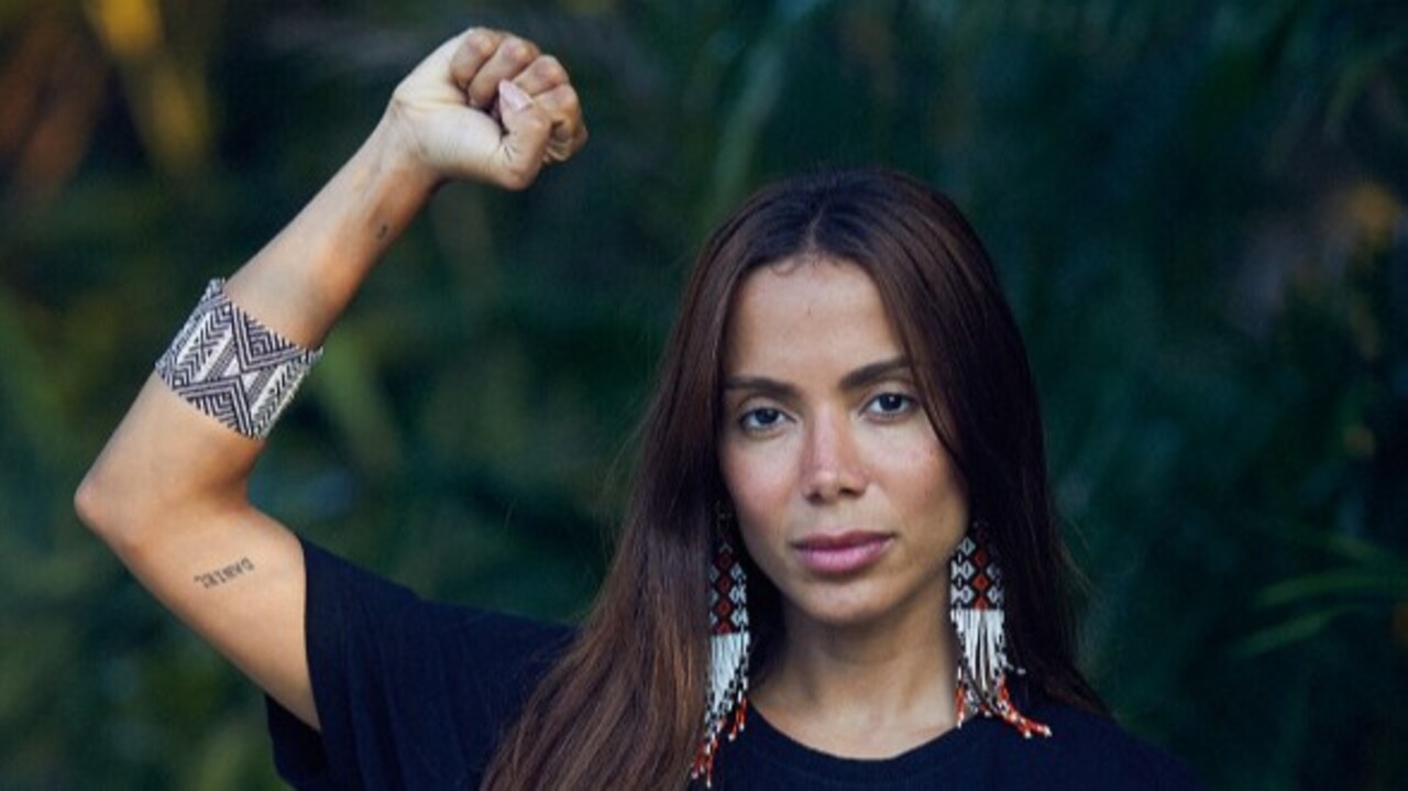 Anitta, cujo nome de batismo é Larissa de Macedo Machado, nasceu em 30 de março de 1993, em Honório Gurgel, bairro da Zona Norte do Rio de Janeiro. A cantora chamou a atenção do DJ Batutinha depois de publicar um vídeo em que interpretava “Soltinha” e ganhou projeção nacional com o sucesso “Show das Poderosas”. Desde então, emplacou diversos hits nas paradas brasileiras e construiu uma carreira de destaque no cenário internacional.
