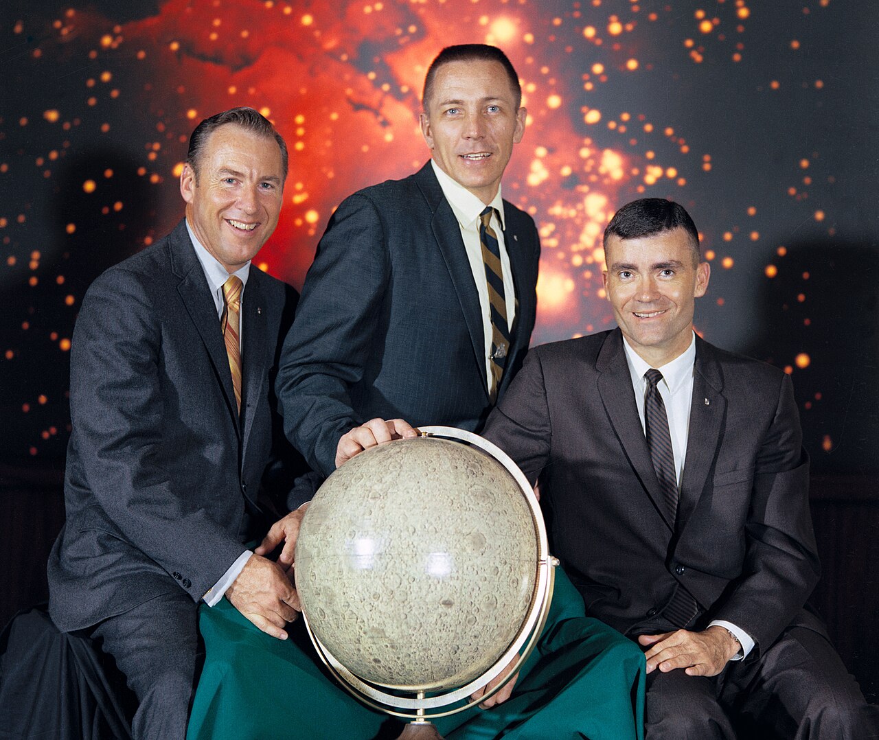 A Apollo 13, lançada em abril de 1970, foi a grande exceção entre as missões lunares tripuladas do programa. Uma falha envolvendo o sistema de oxigênio obrigou a tripulação — James Lovell, Jack Swigert e Fred Haise — a abandonar o plano de pouso e retornar à Terra após contornar a Lua. O episódio exigiu uma operação de emergência envolvendo os astronautas e as equipes de controle em solo. Apesar da perda do objetivo original, os três tripulantes sobreviveram e retornaram em segurança.
