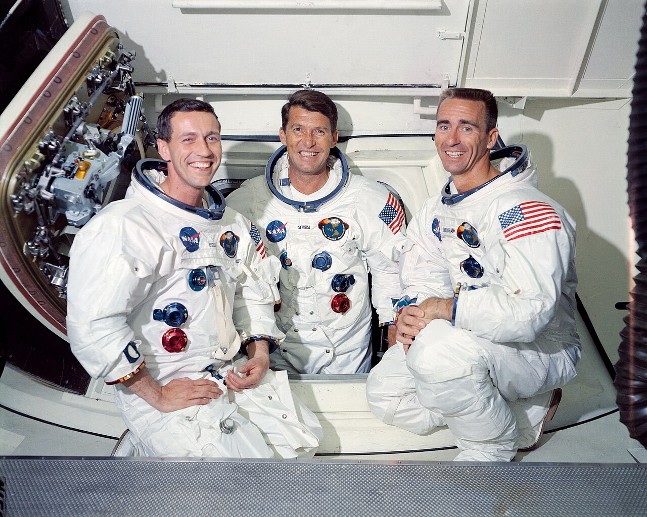O caminho até a Lua foi marcado por um grave acidente. Em janeiro de 1967, os astronautas Virgil Grissom, Edward White e Roger Chaffee morreram em um incêndio durante um teste em solo da espaçonave que seria usada na primeira missão tripulada do programa. A tragédia provocou uma ampla revisão do projeto Apollo e de seus procedimentos de segurança. Depois de missões não tripuladas, a Apollo 7 tornou-se, em outubro de 1968, o primeiro voo tripulado do programa (foto). Em seguida, a Apollo 8 levou 