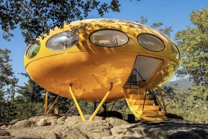 Após mais de 50 anos, casa em formato de disco voador é resgatada por arquiteto e colocada à venda nos Estados Unidos