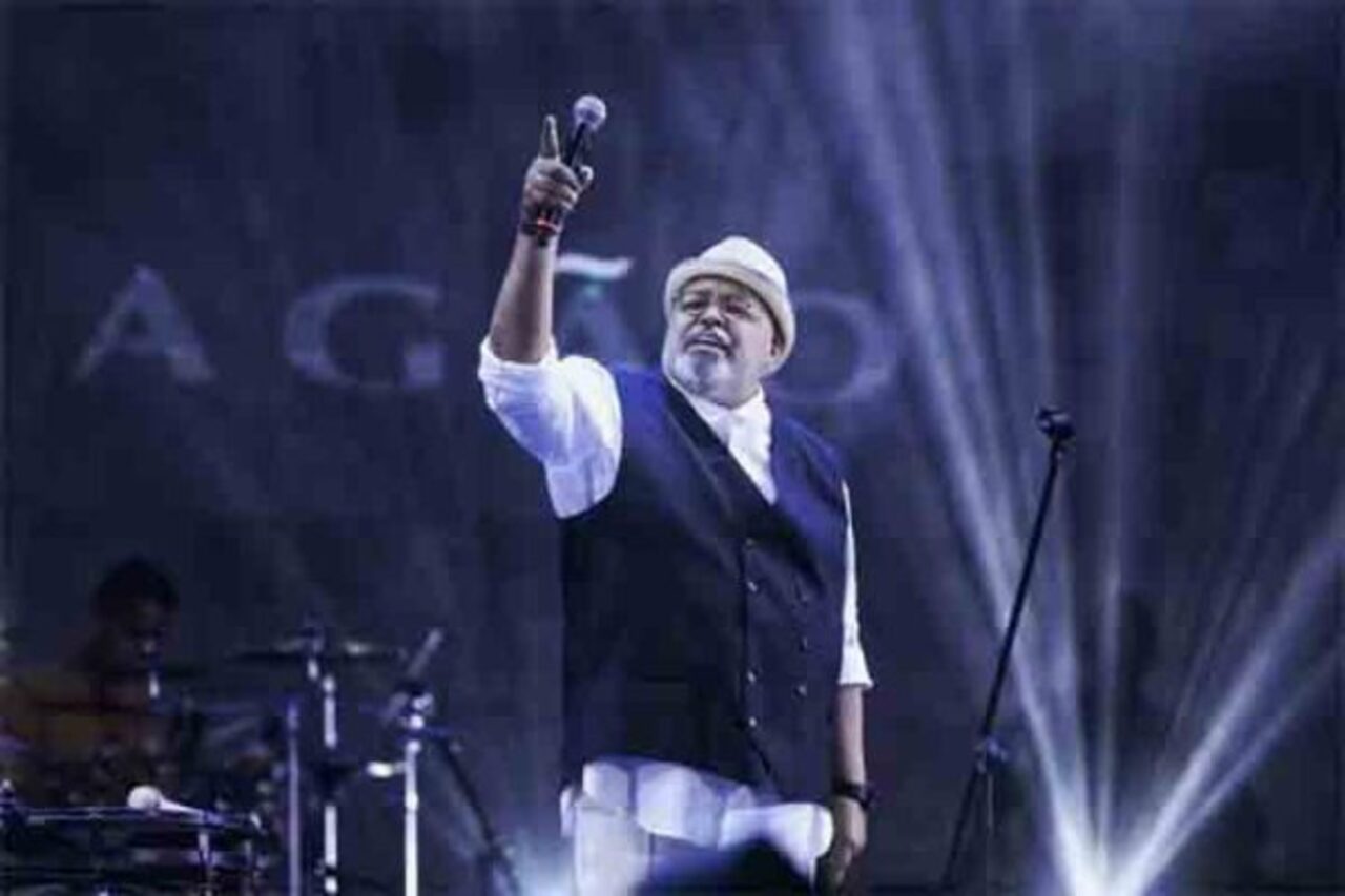 O espetáculo reunirá 30 canções do sambista, incluindo sucessos como “Vou Festejar” e “Coisa de Pele”, e percorrerá diferentes momentos da história de Jorge Aragão, desde suas origens no subúrbio do Rio de Janeiro até o reconhecimento nacional. A estreia está prevista para 2027, na capital fluminense, mas ainda não há data definida para as apresentações. Depois da temporada carioca, a montagem deverá seguir para São Paulo, Brasília, Salvador e outras capitais brasileiras.
