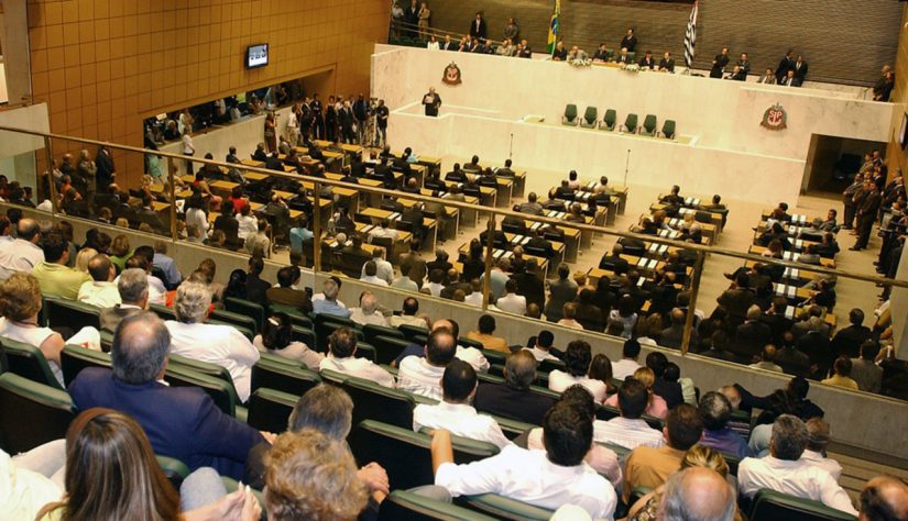 O que fazem e quanto ganham os parlamentares brasileiros